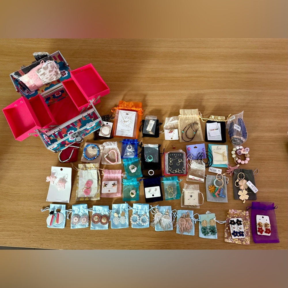 50 Pieces Jewelry Lot & Jewelry Box Clip Ring Necklace Bracelet Anklet Watch New